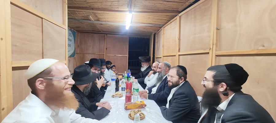 שמחת חג אצל הרה"ג מנחם מנדל נחשון
