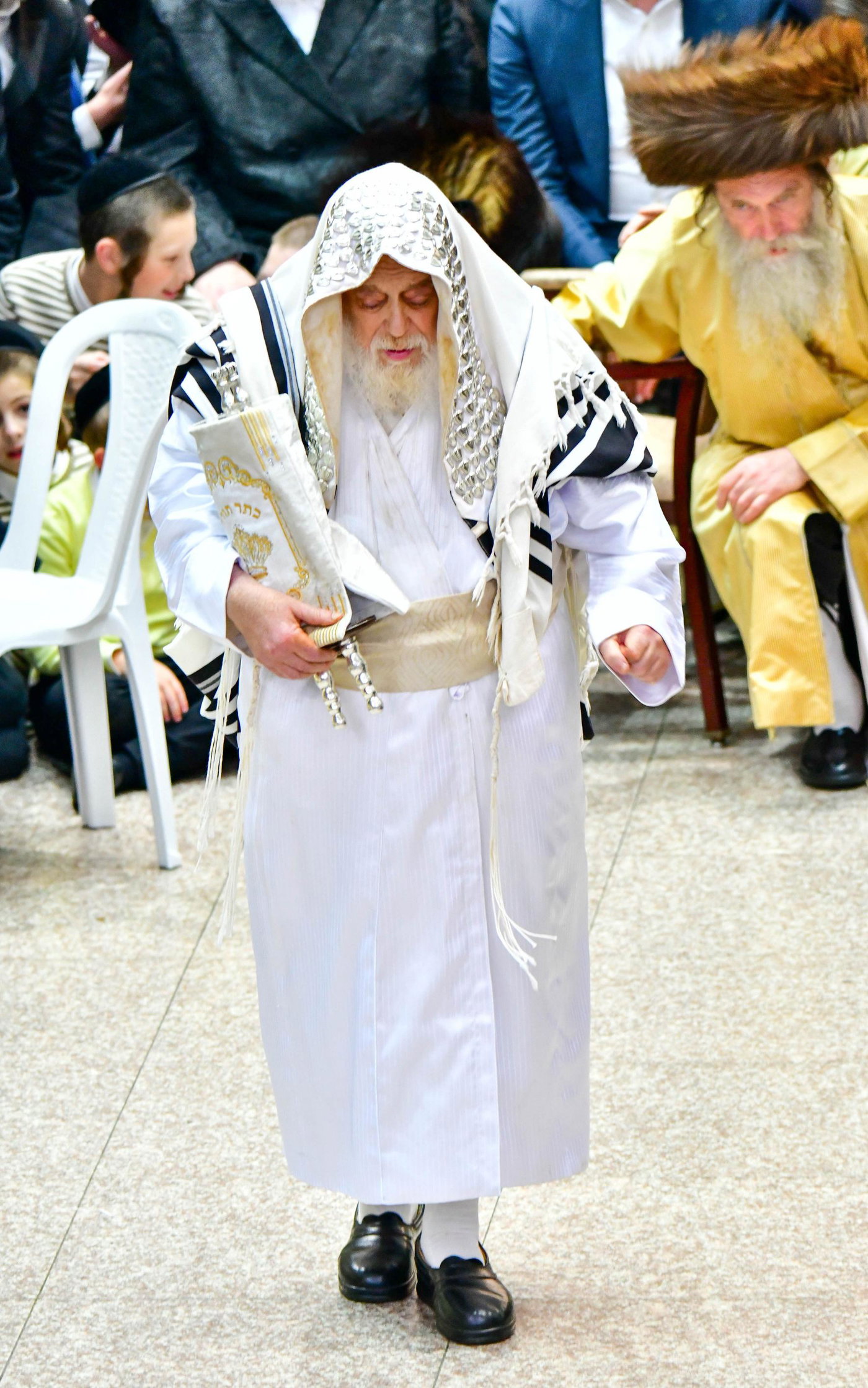 הקפות שניות בחצה"ק תולדות אהרן