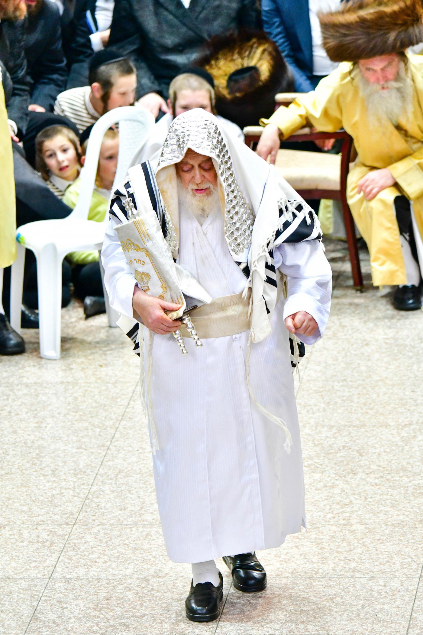 הקפות שניות בחצה"ק תולדות אהרן