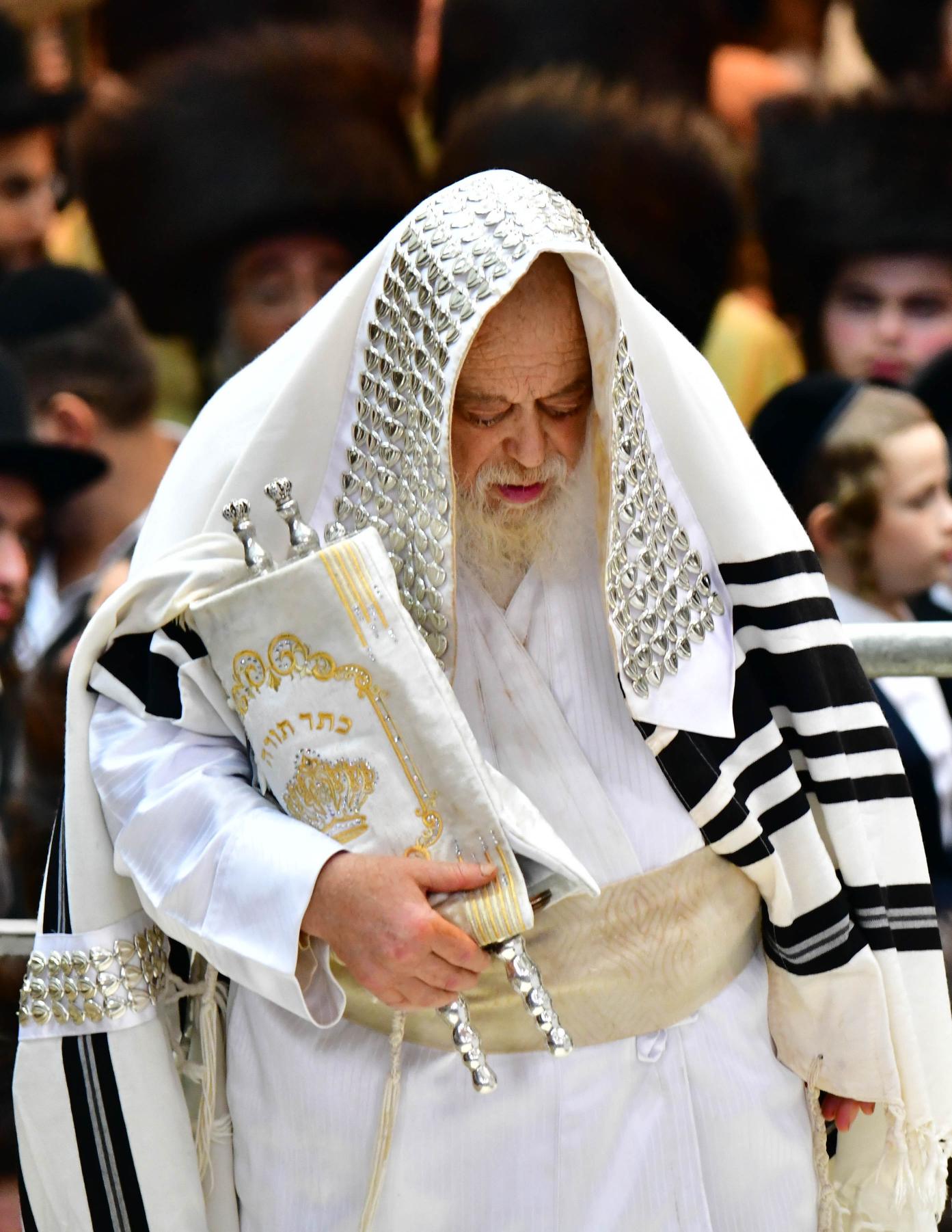 הקפות שניות בחצה"ק תולדות אהרן