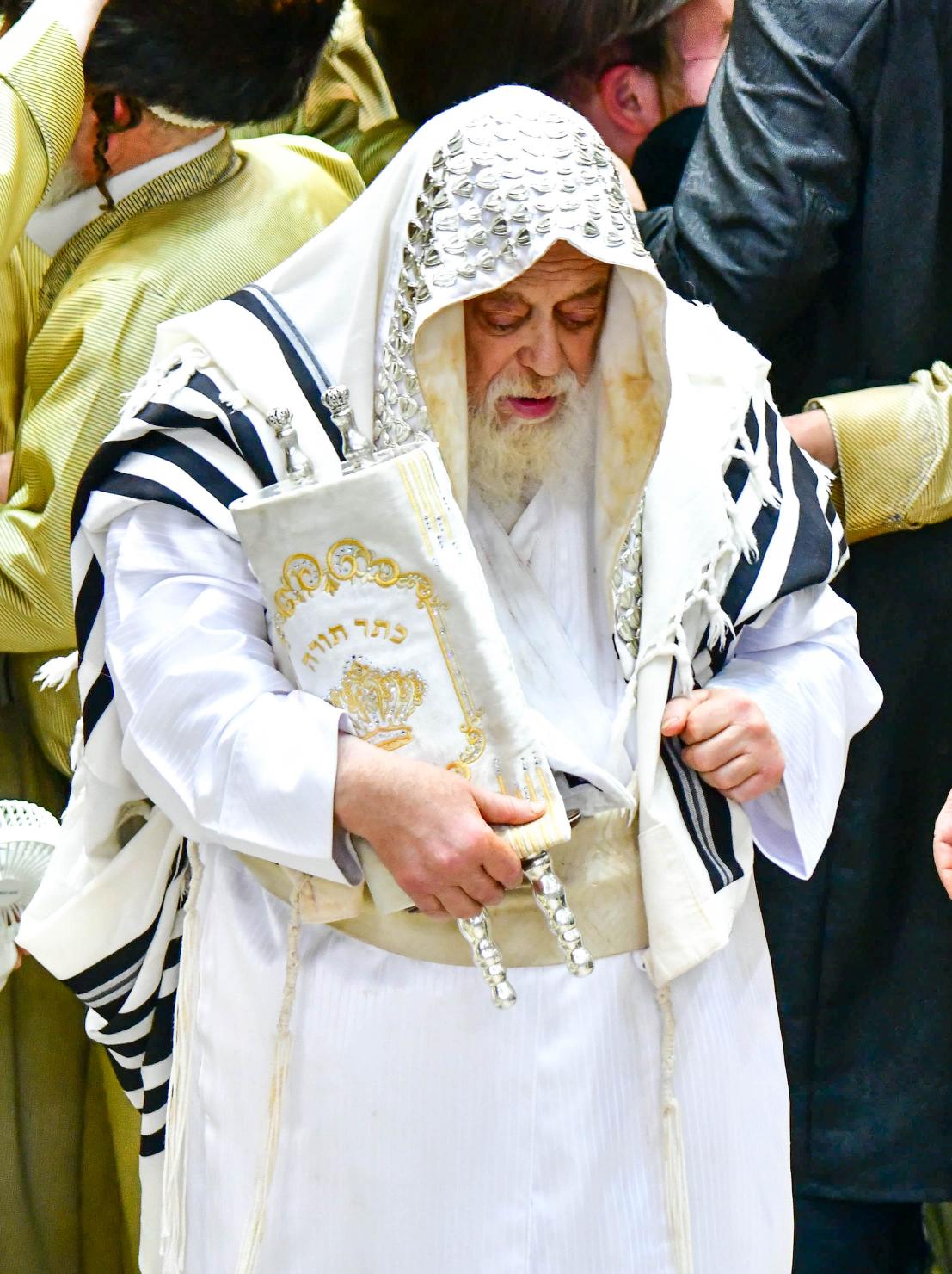 הקפות שניות בחצה"ק תולדות אהרן
