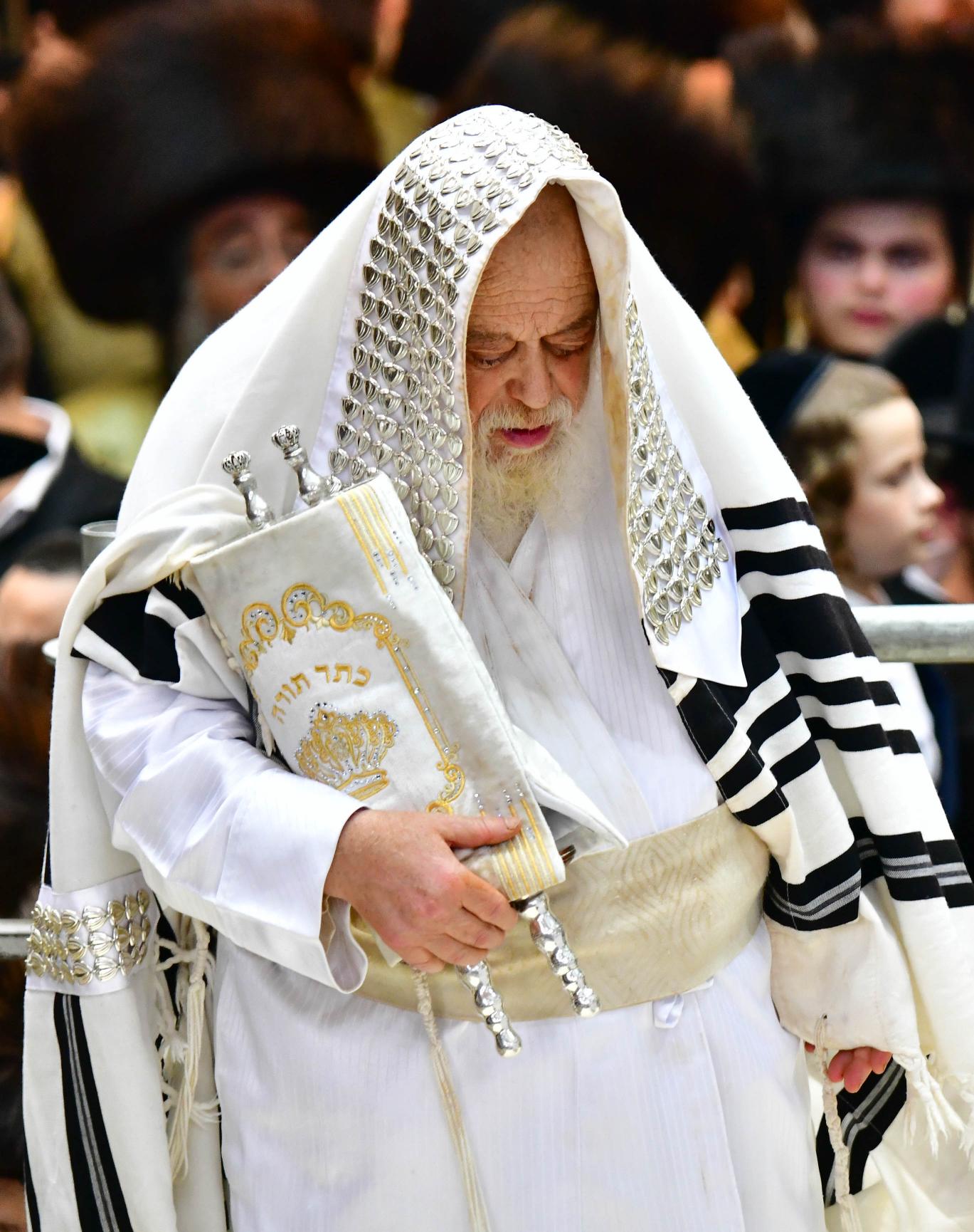 הקפות שניות בחצה"ק תולדות אהרן