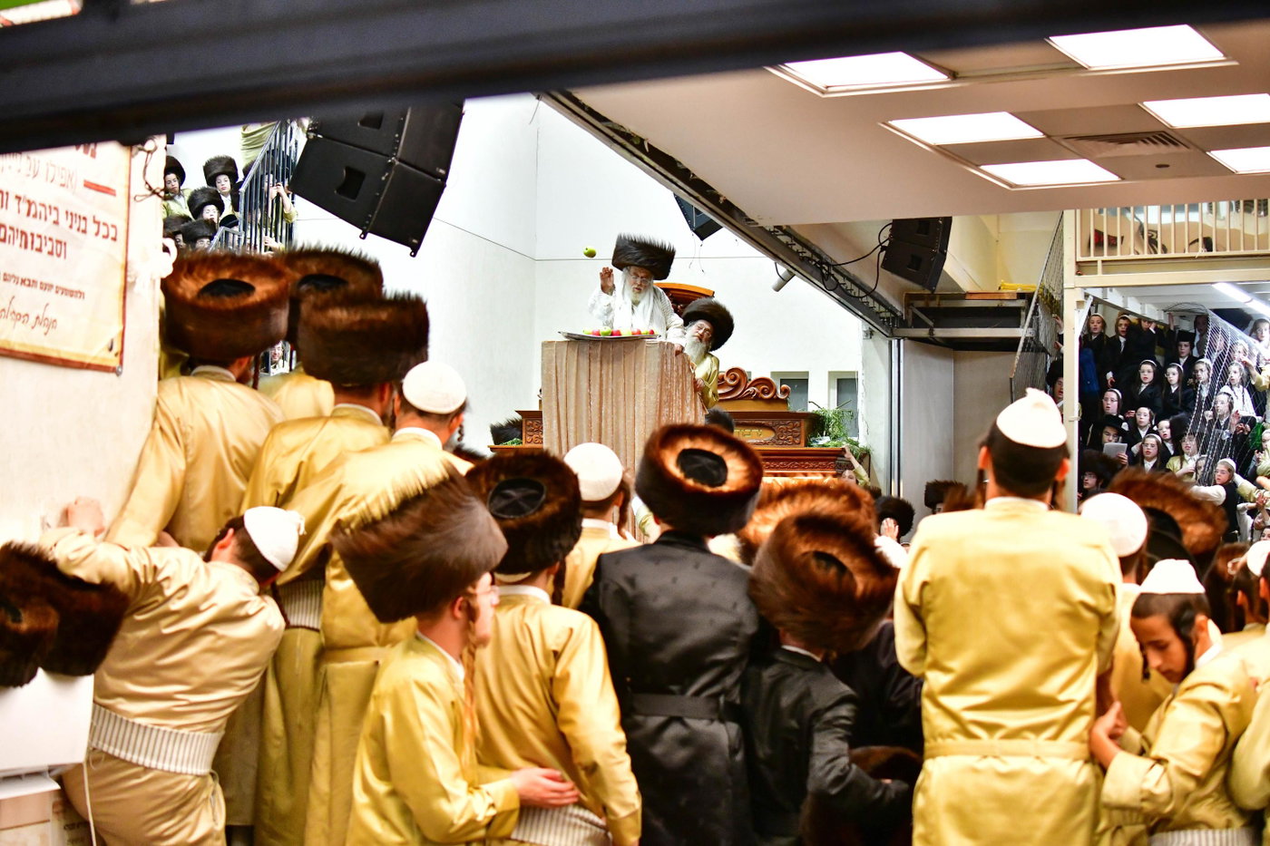 הקפות שניות בחצה"ק תולדות אהרן