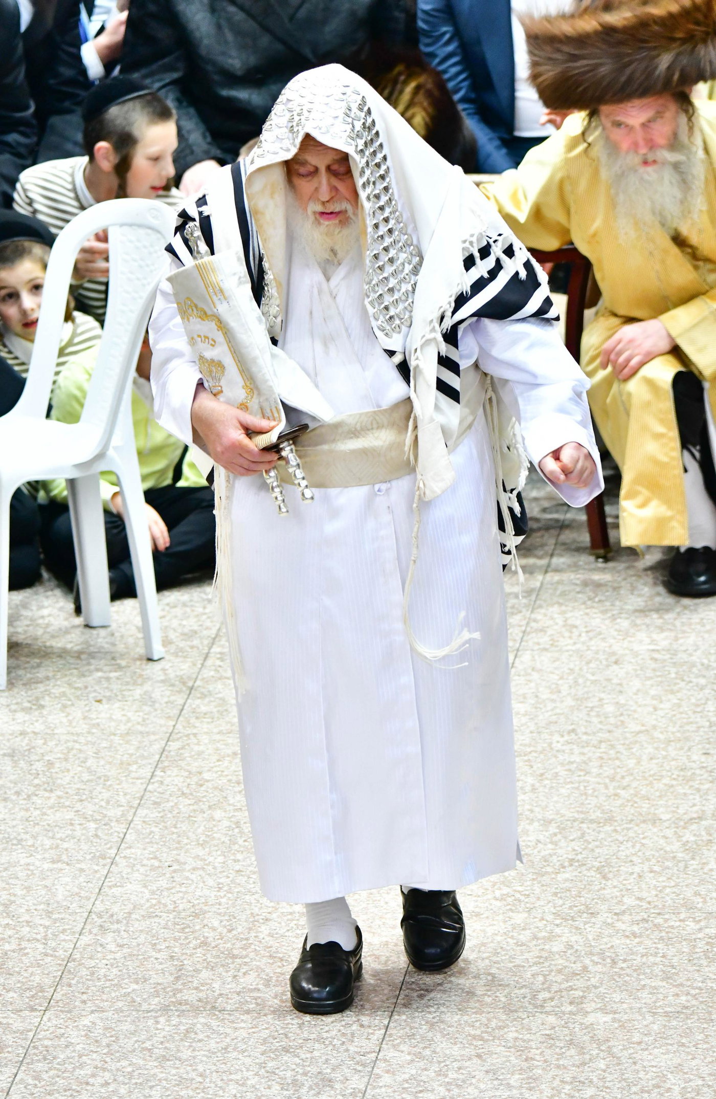 הקפות שניות בחצה"ק תולדות אהרן