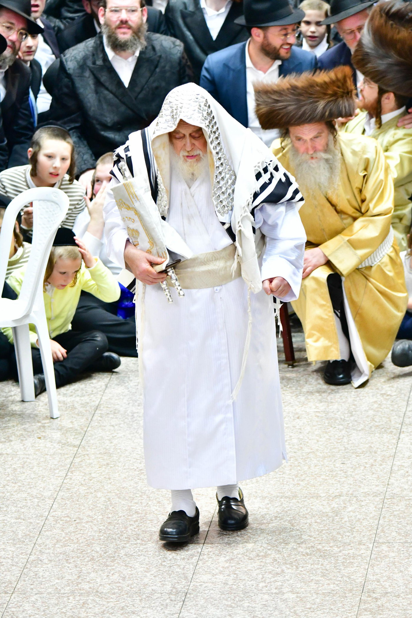 הקפות שניות בחצה"ק תולדות אהרן