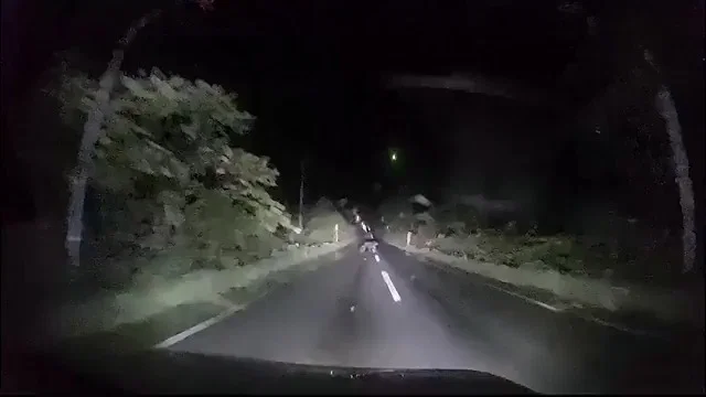 כמו מסרט אימה: דמות מפחידה התנפלה על רכב בחסות החשיכה