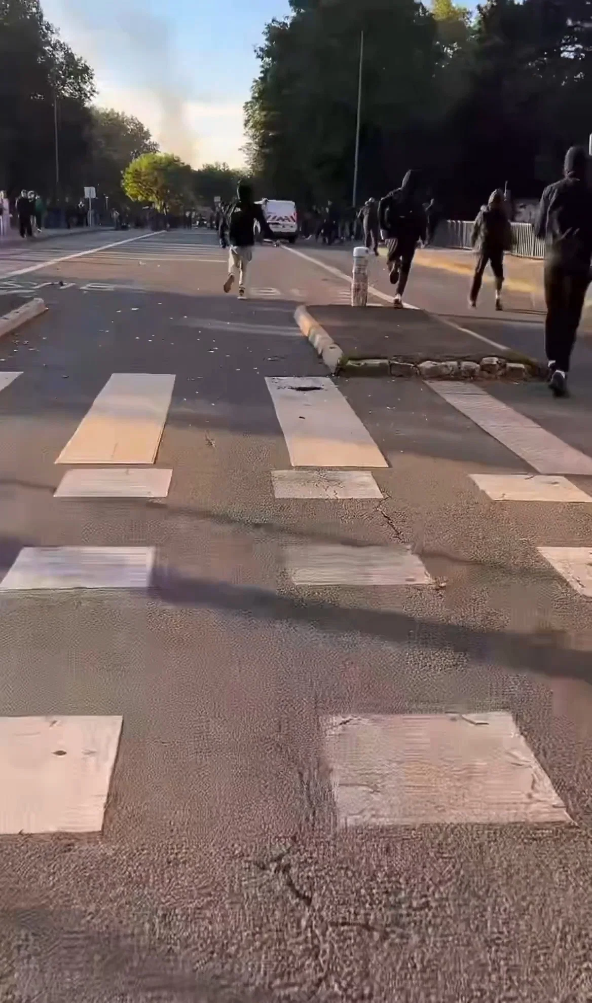 אנרכיה ברפובליקה: צעירי השמאל מבעירים את רחובות צרפת - עשרות בתי ספר הועלו באש