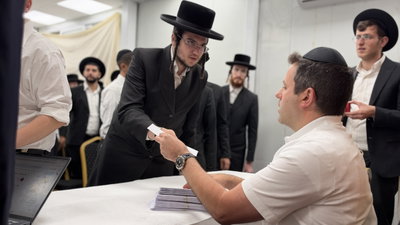 500 דולר לכל עריק: הנגיד מ'חשמונאים' חילק מענקים לאסירי עולם התורה | צפו