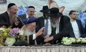 רגע מרגש: ה"וויכוח" יוצא הדופן בין גדולי התורה שנקלט במצלמה | צפו