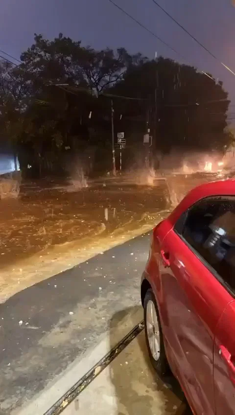זה נראה כמו מתקפה: כדורי קרח ענקיים נחתו מהשמים