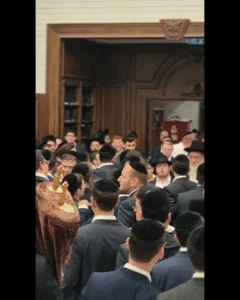 רה"י נכנס למעמד ההקפות עם בנו