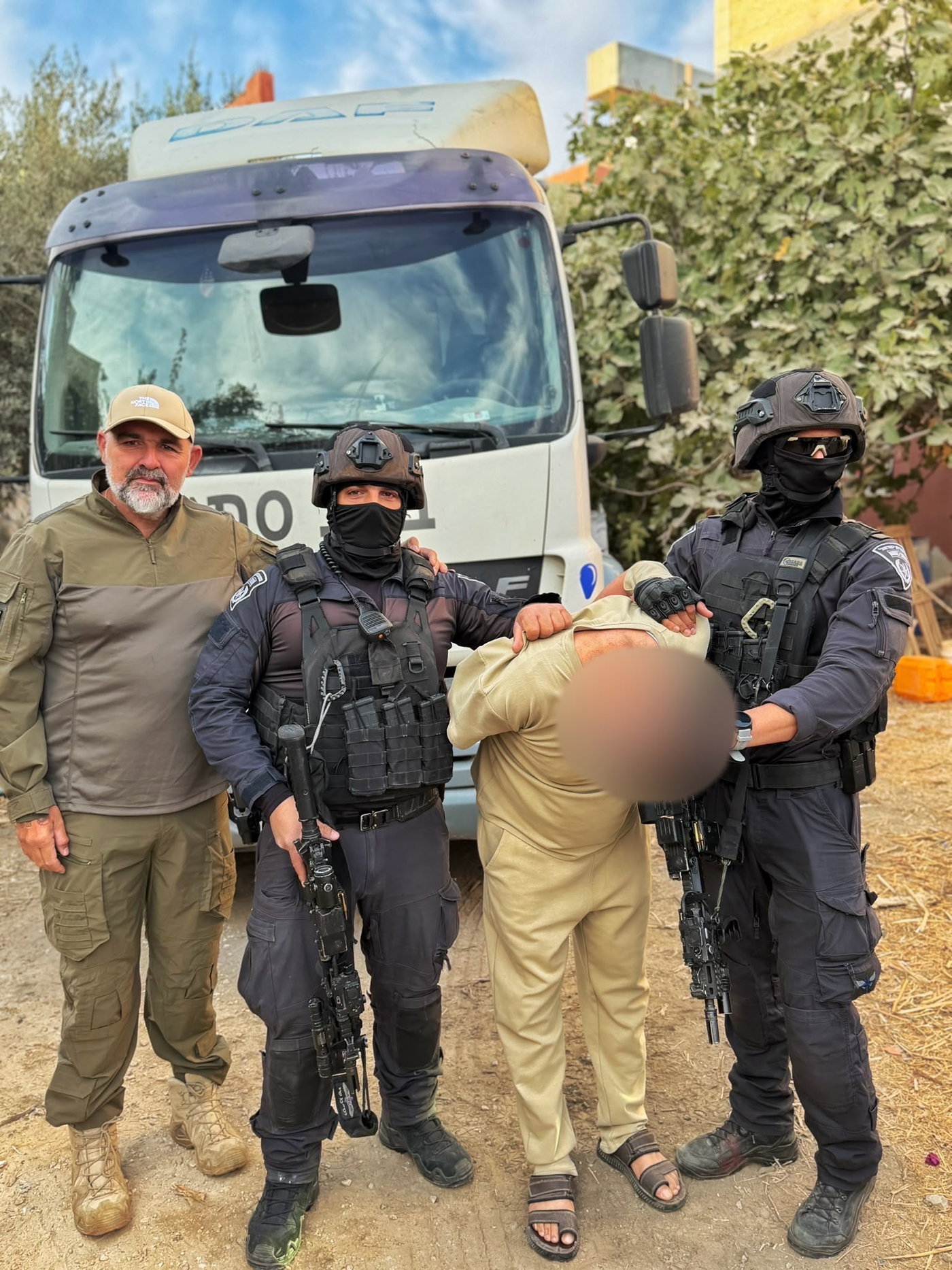 מרתיח: פלסטיני הזרים ביוב לנחלים וצילם את עצמו מתגאה | צפו