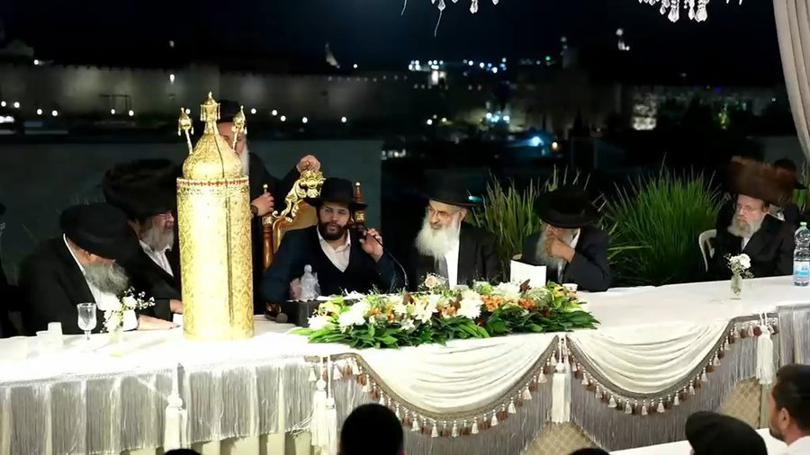 עם הספר תורה המיוחד