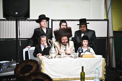 האדמו"ר ממבקשי השם בטיש חוה"מ סוכות