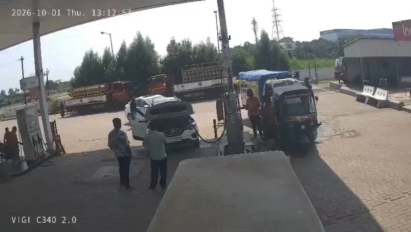 לעיני הנהג ההמום: המכונית התפוצצה בזמן התדלוק | צפו