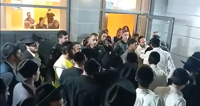 המהומות בכניסה לבית
