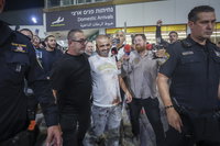נוסעי הטיסה לאחר הנחיתה בארץ
