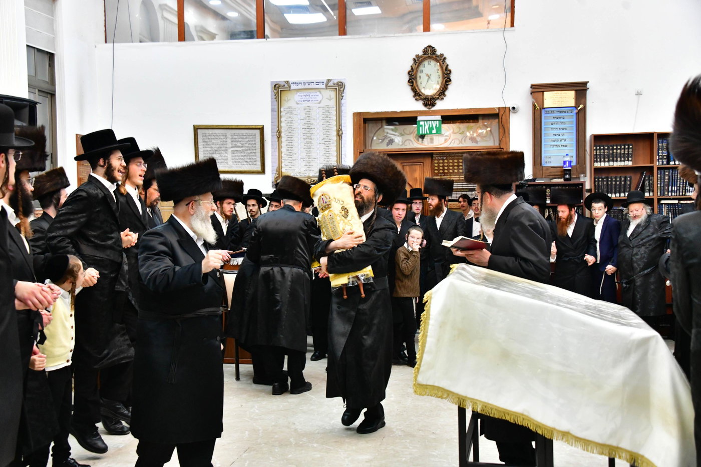 הקפות שניות בחצה"ק זוועהיל