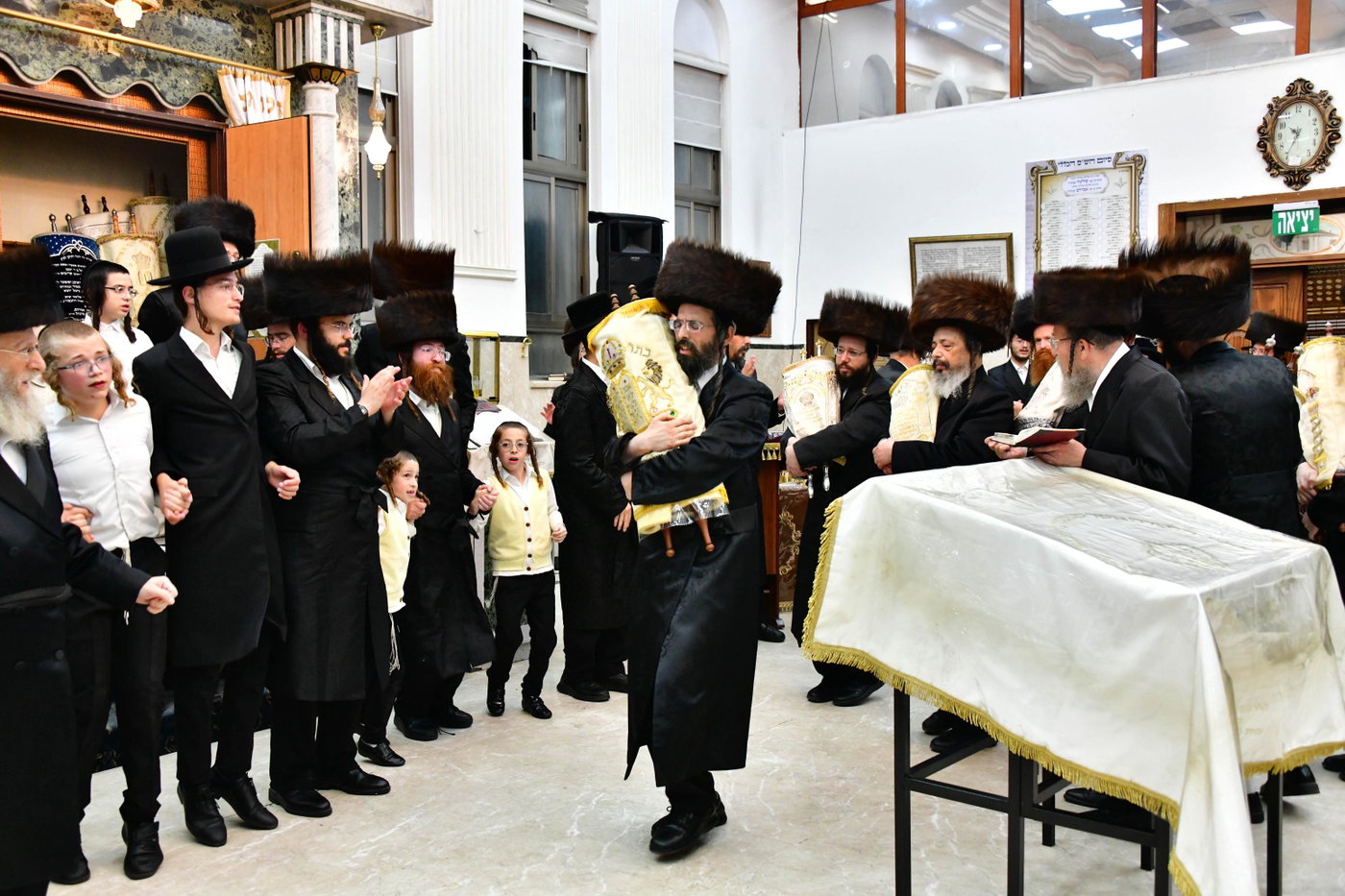 הקפות שניות בחצה"ק זוועהיל