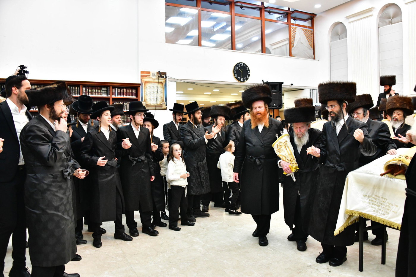 הקפות שניות בחצה"ק זוועהיל