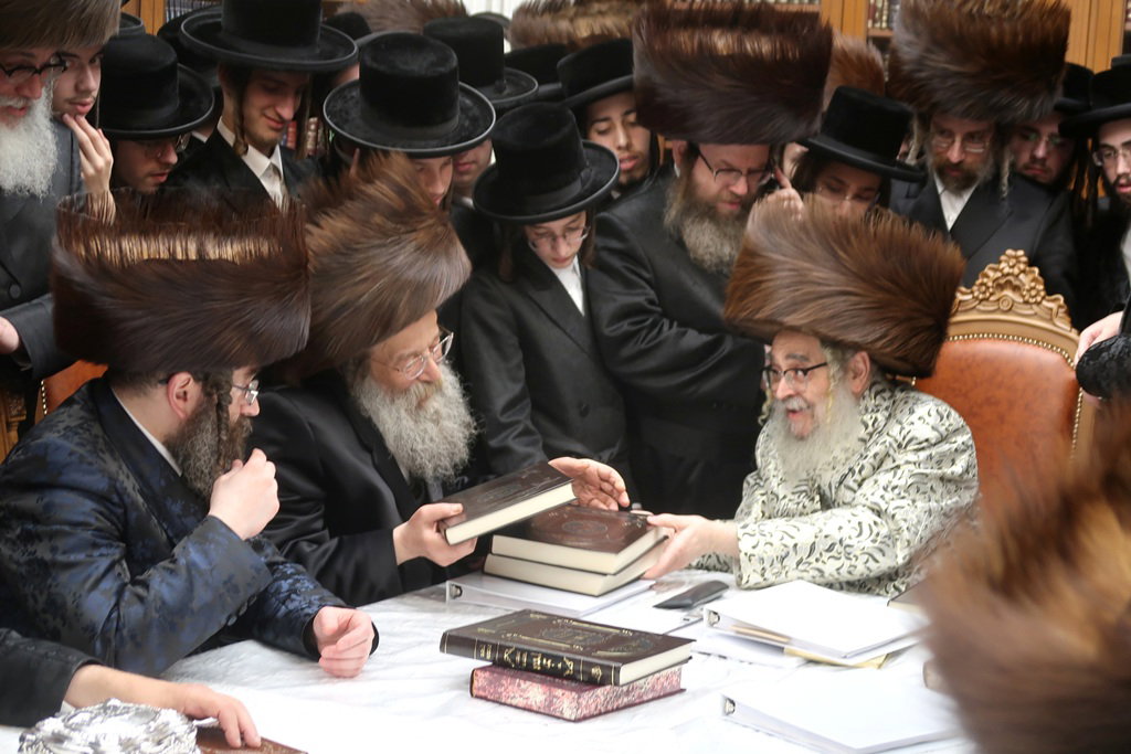ביקורים בימי המועד בסוכתו של האדמו"ר מסאטמר