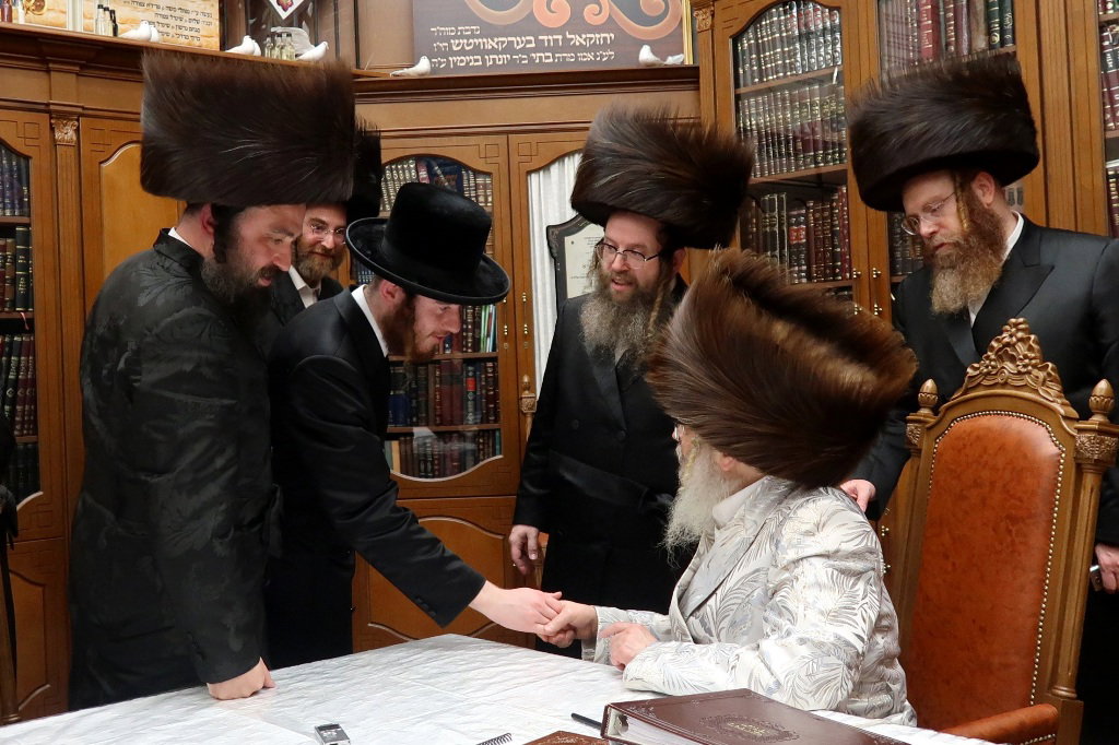 ביקורים בימי המועד בסוכתו של האדמו"ר מסאטמר