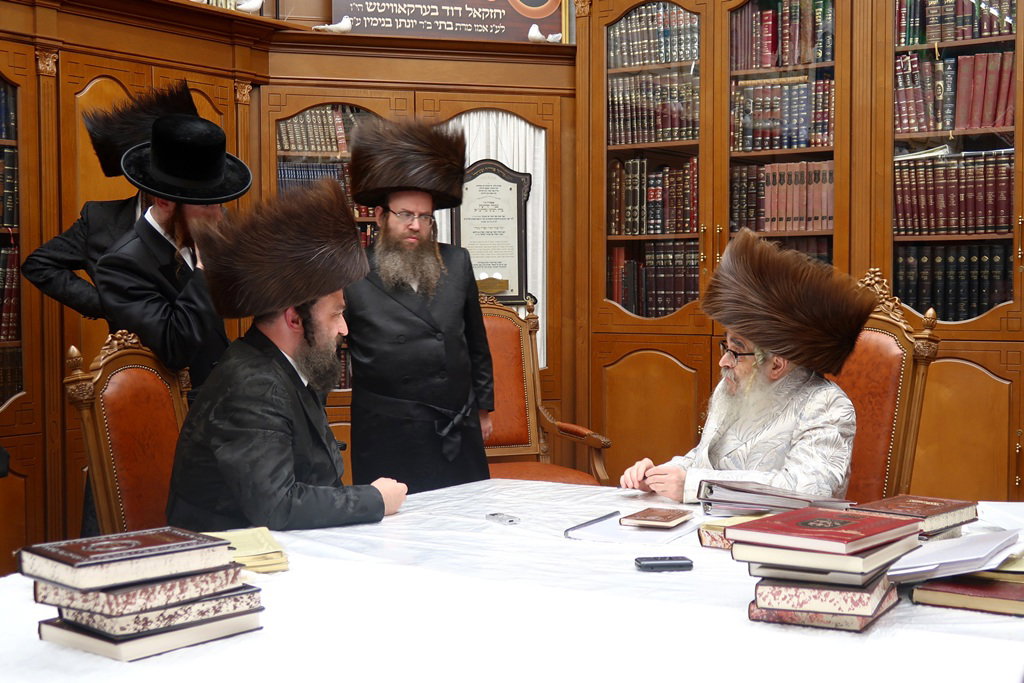 ביקורים בימי המועד בסוכתו של האדמו"ר מסאטמר