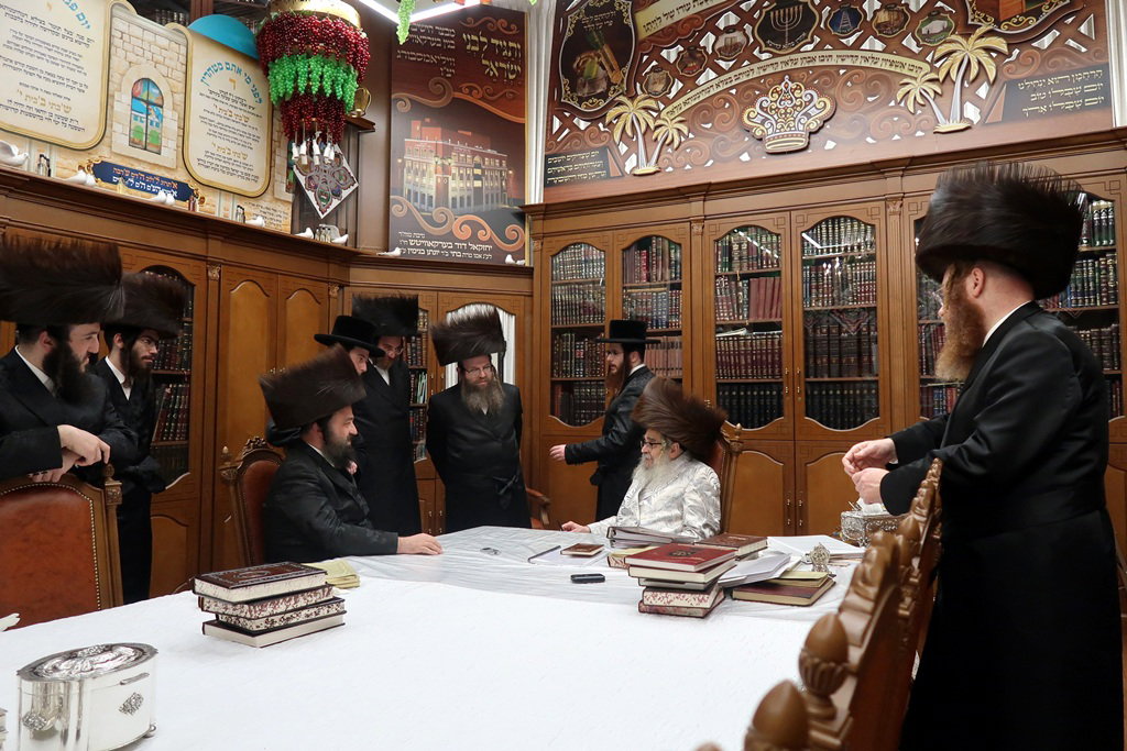ביקורים בימי המועד בסוכתו של האדמו"ר מסאטמר