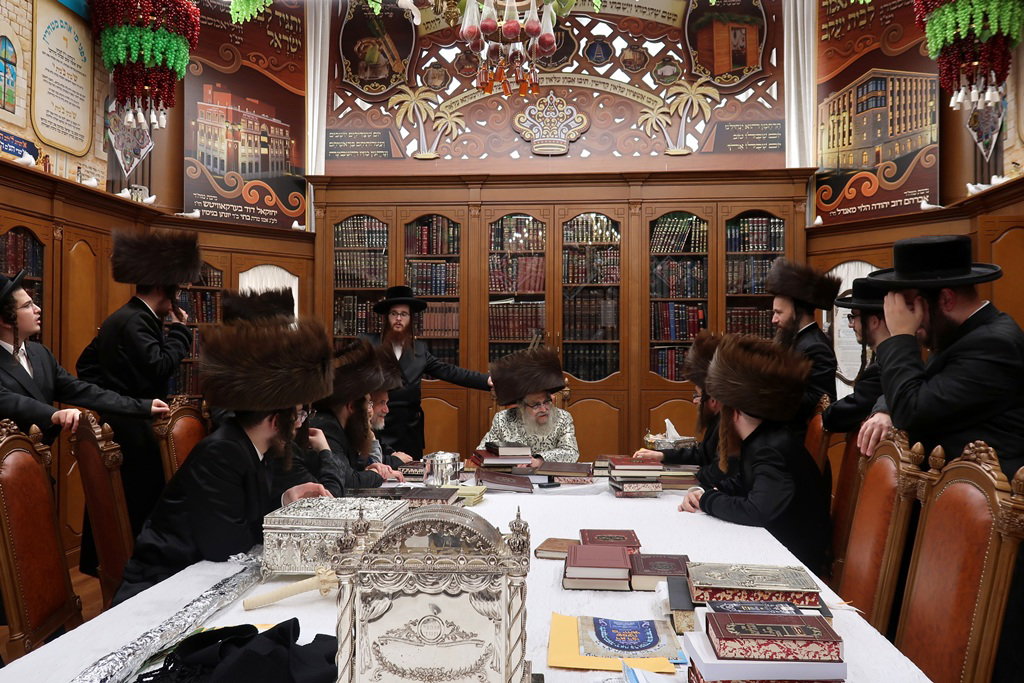 ביקורים בימי המועד בסוכתו של האדמו"ר מסאטמר