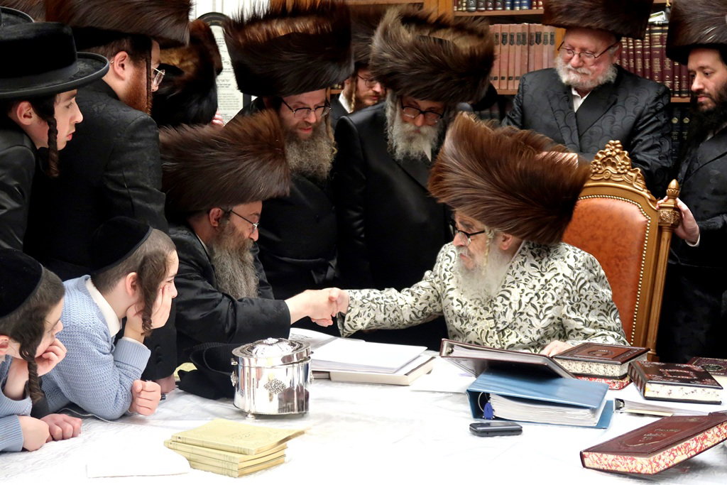 ביקורים בימי המועד בסוכתו של האדמו"ר מסאטמר