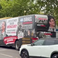 מי עשה את זה? אוטובוסים מסתוריים עם דגל ישראל לועגים לסנצ'ז ברחובות מדריד