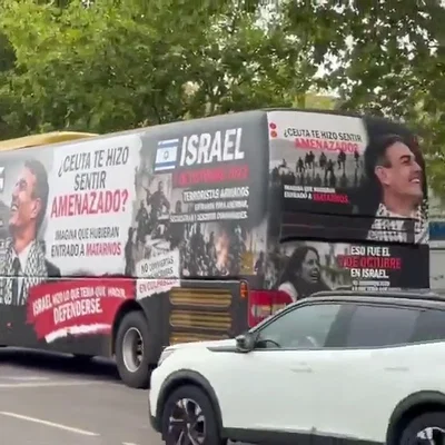 מי עשה את זה? אוטובוסים מסתוריים עם דגל ישראל לועגים לסנצ'ז ברחובות מדריד