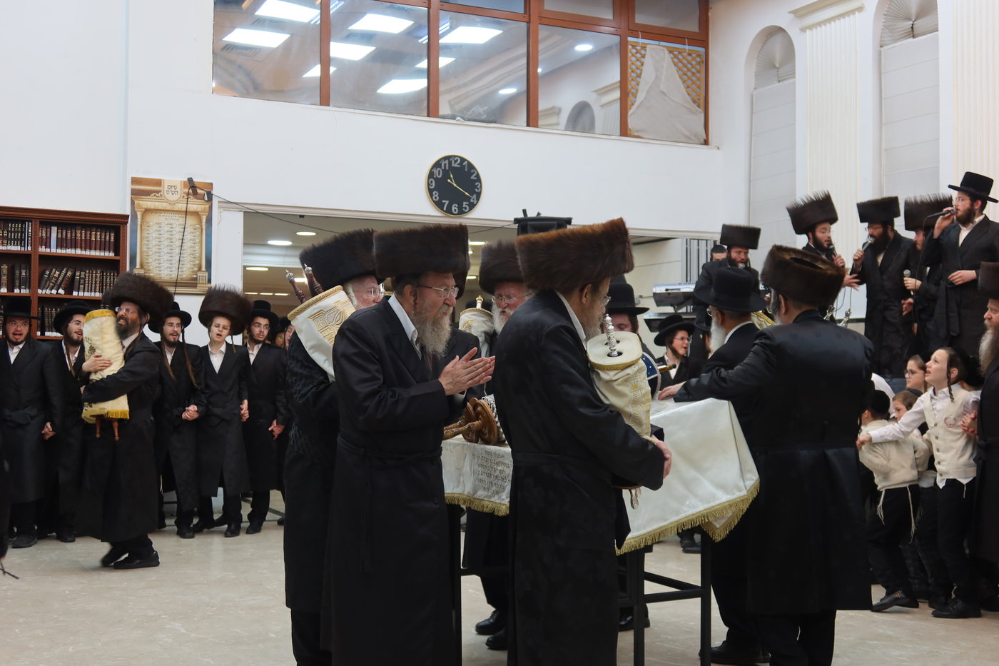 ירח האיתנים בחצה"ק זוועהיל