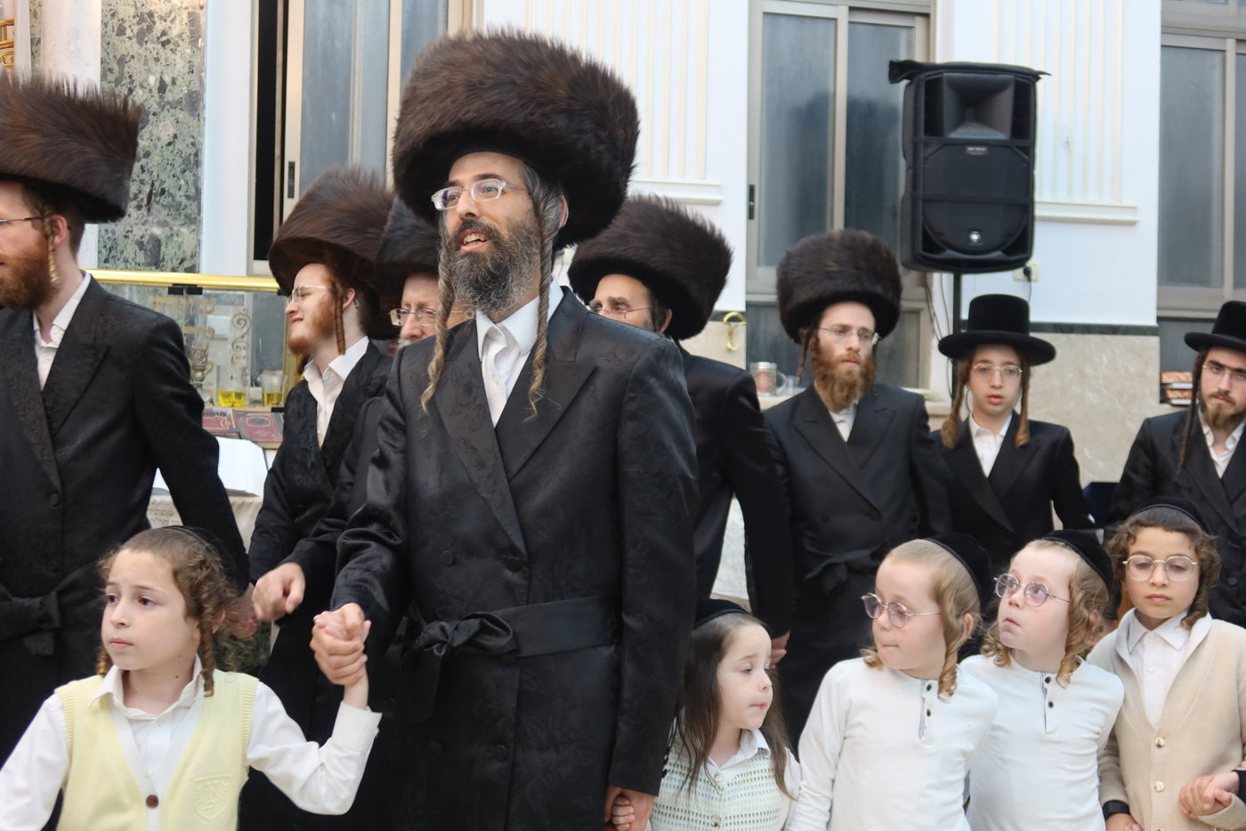 ירח האיתנים בחצה"ק זוועהיל