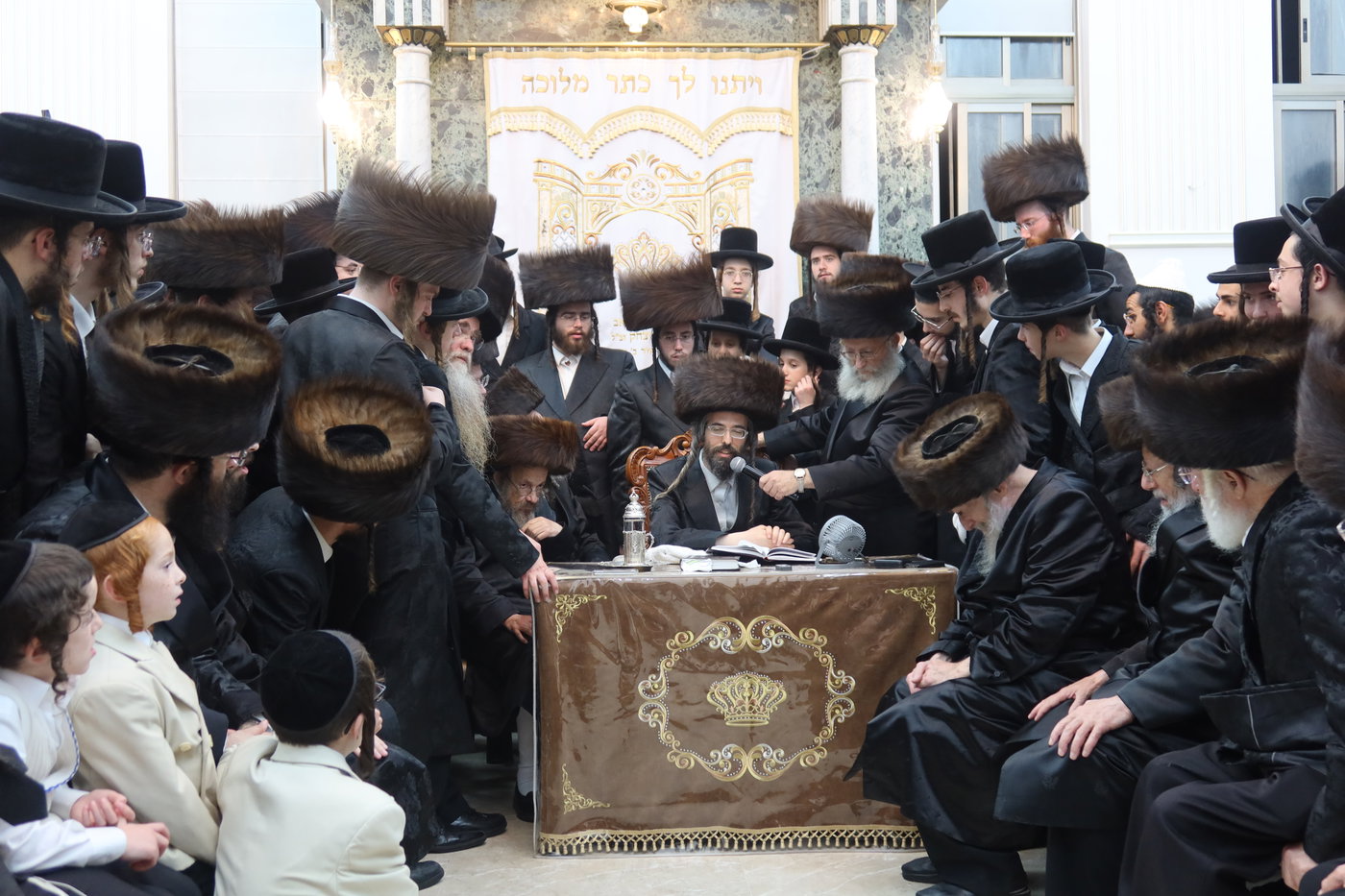 ירח האיתנים בחצה"ק זוועהיל