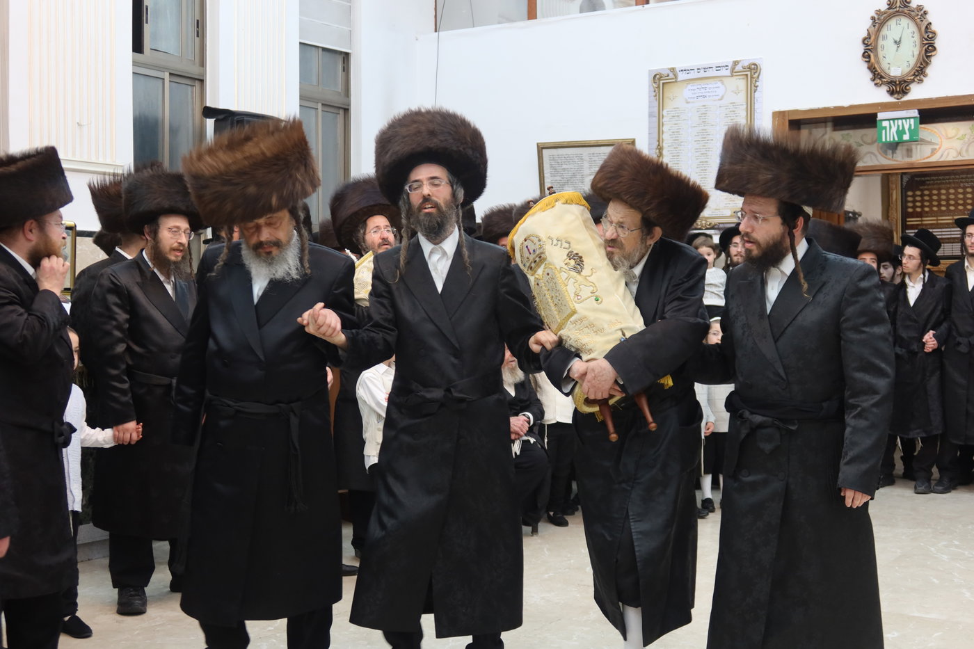 ירח האיתנים בחצה"ק זוועהיל