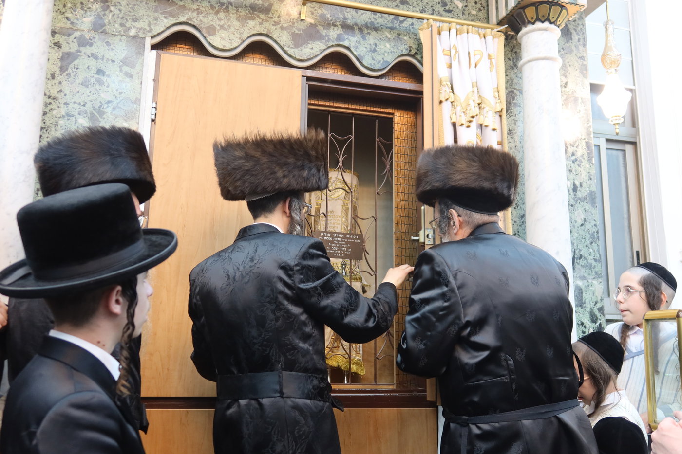 ירח האיתנים בחצה"ק זוועהיל