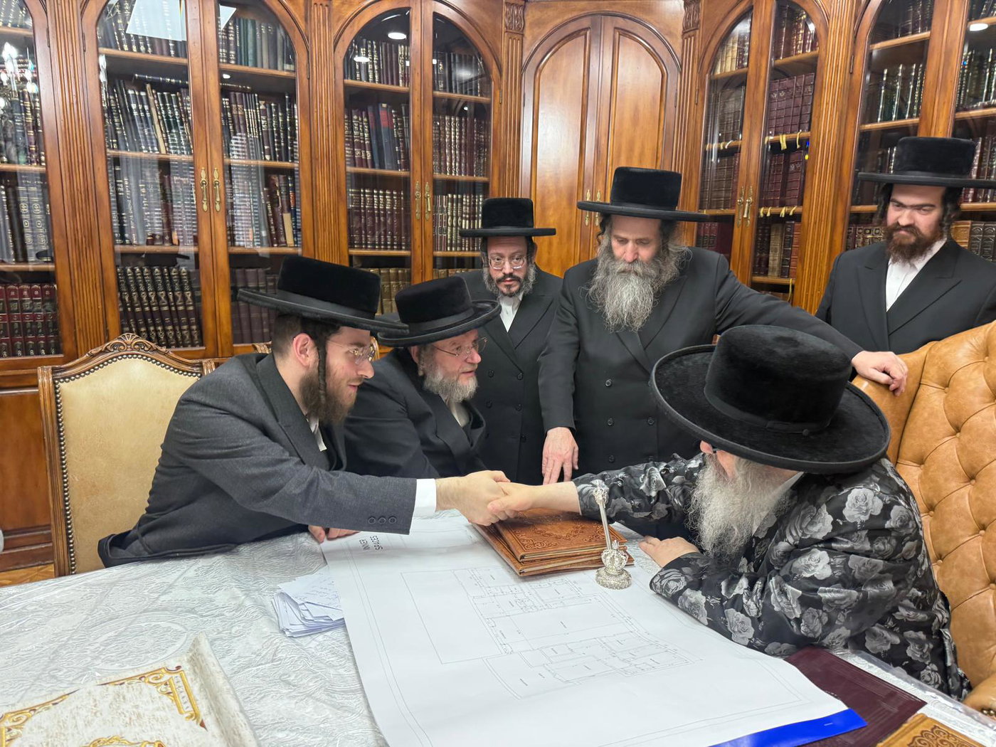 האדמו"ר מסאטמר בביקור בסוכתו של הנגיד ר' יצחק רבינוביץ