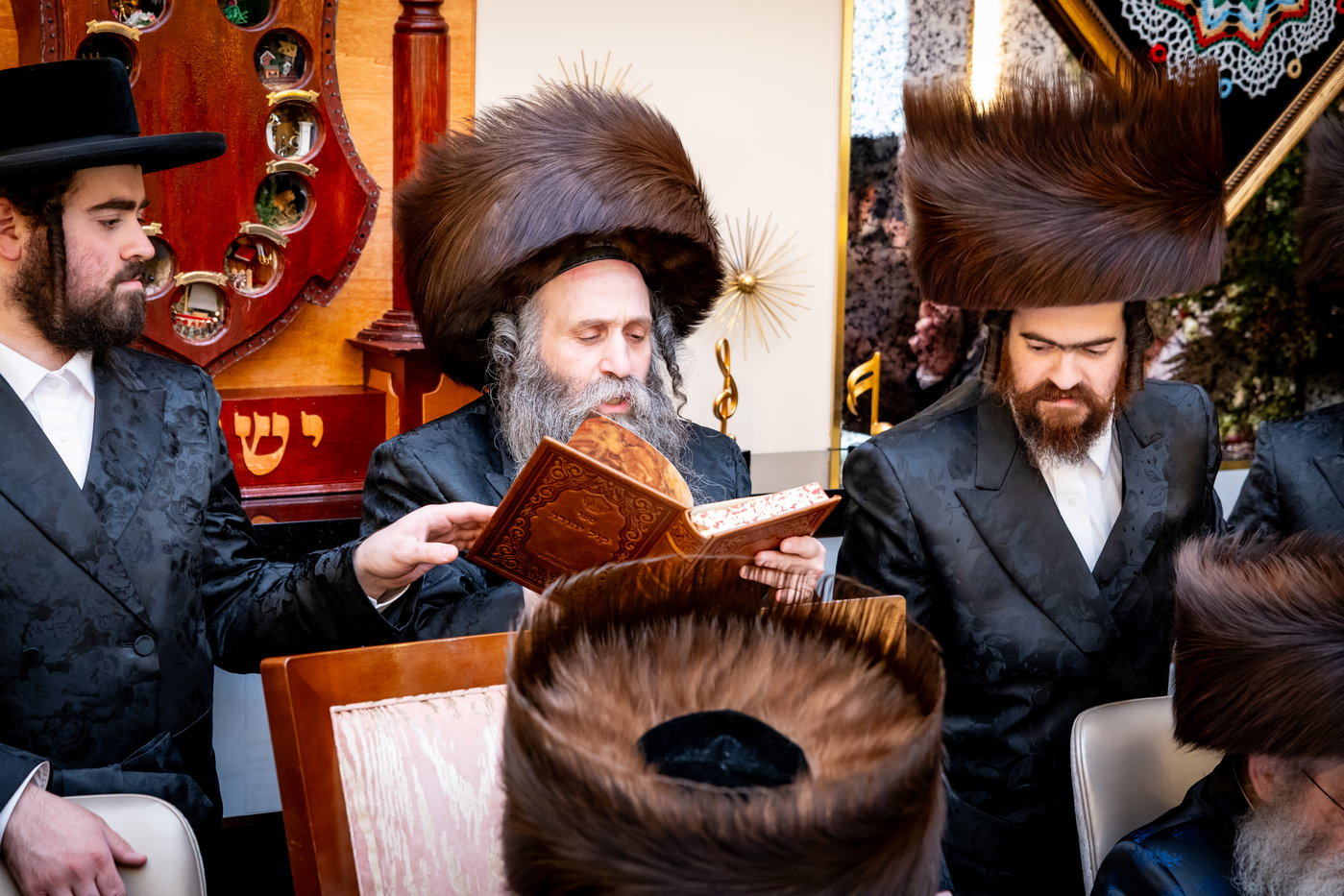 האדמו"ר מסאטמר בביקור בסוכתו של הנגיד ר' יצחק רבינוביץ