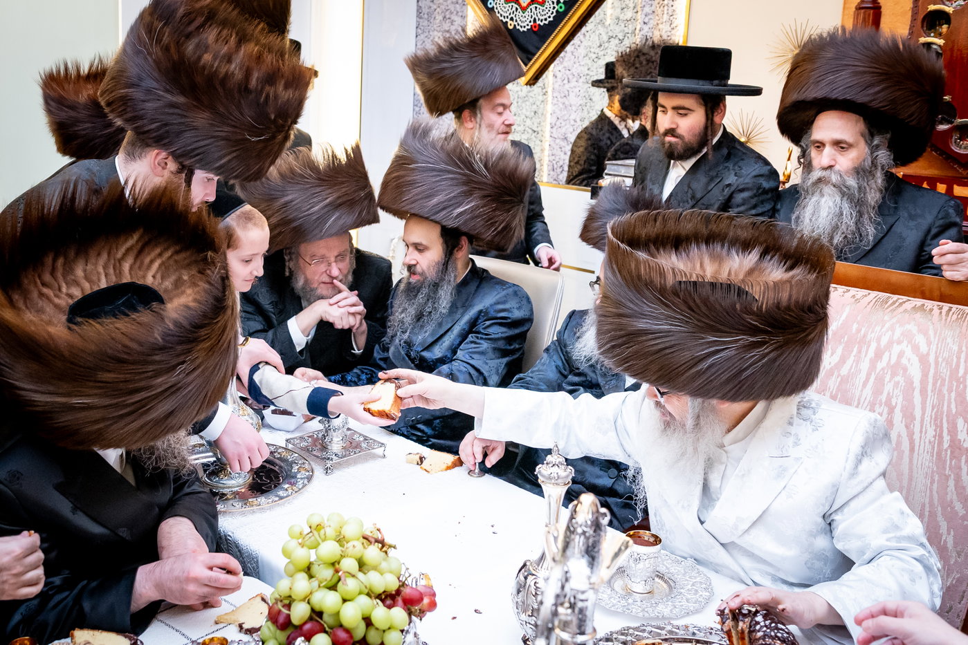 האדמו"ר מסאטמר בביקור בסוכתו של הנגיד ר' יצחק רבינוביץ