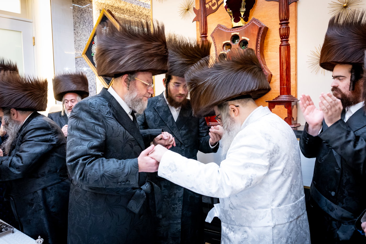 האדמו"ר מסאטמר בביקור בסוכתו של הנגיד ר' יצחק רבינוביץ