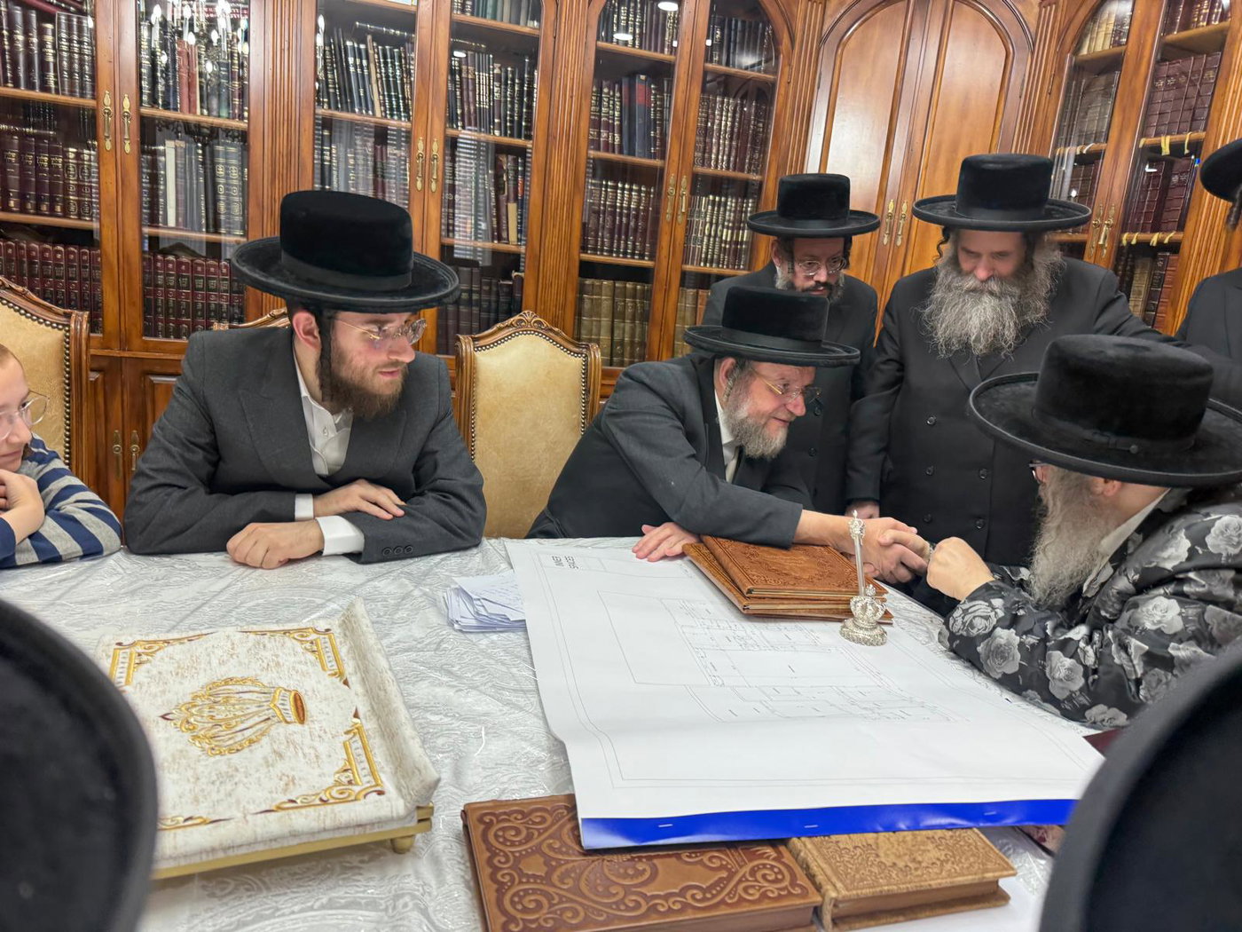 האדמו"ר מסאטמר בביקור בסוכתו של הנגיד ר' יצחק רבינוביץ