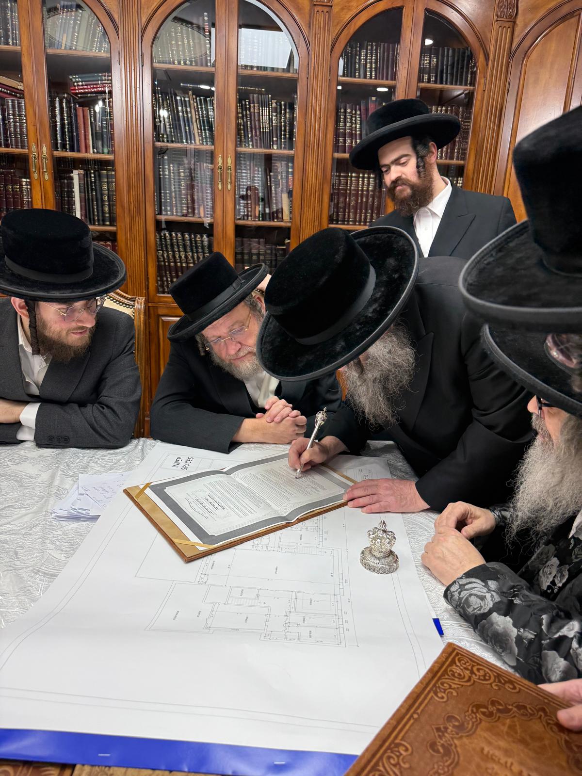האדמו"ר מסאטמר בביקור בסוכתו של הנגיד ר' יצחק רבינוביץ
