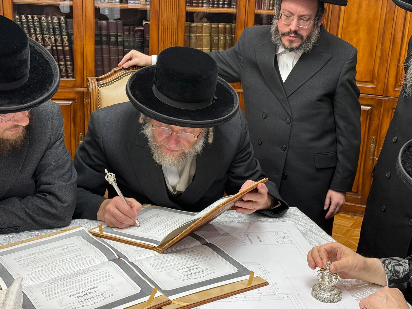 האדמו"ר מסאטמר בביקור בסוכתו של הנגיד ר' יצחק רבינוביץ