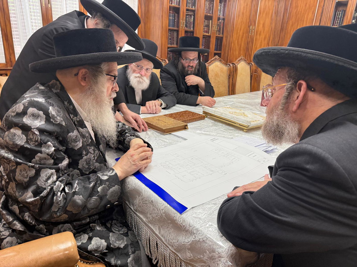 האדמו"ר מסאטמר בביקור בסוכתו של הנגיד ר' יצחק רבינוביץ