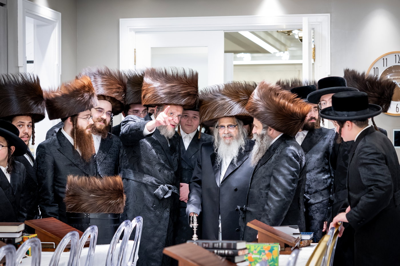 האדמו"ר מסאטמר בביקור בסוכתו של הנגיד ר' יצחק רבינוביץ