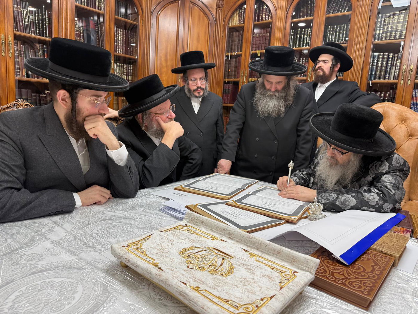 האדמו"ר מסאטמר בביקור בסוכתו של הנגיד ר' יצחק רבינוביץ