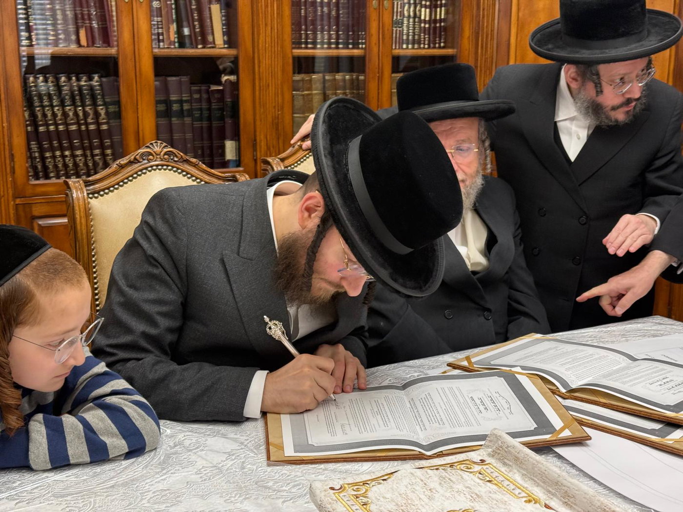 האדמו"ר מסאטמר בביקור בסוכתו של הנגיד ר' יצחק רבינוביץ
