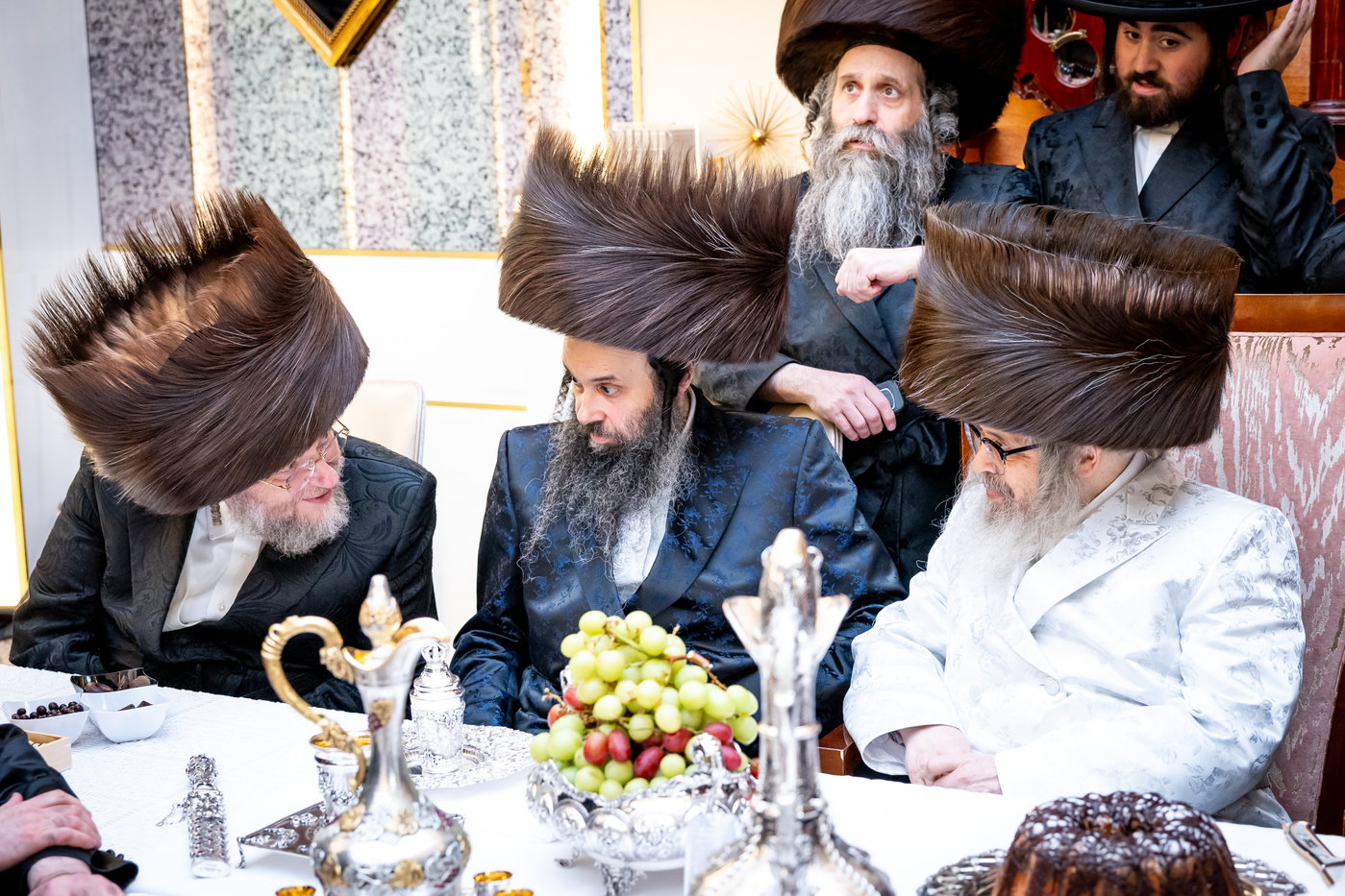 האדמו"ר מסאטמר בביקור בסוכתו של הנגיד ר' יצחק רבינוביץ