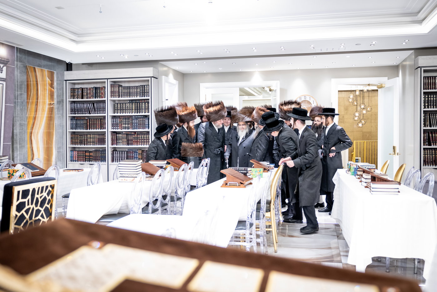 האדמו"ר מסאטמר בביקור בסוכתו של הנגיד ר' יצחק רבינוביץ